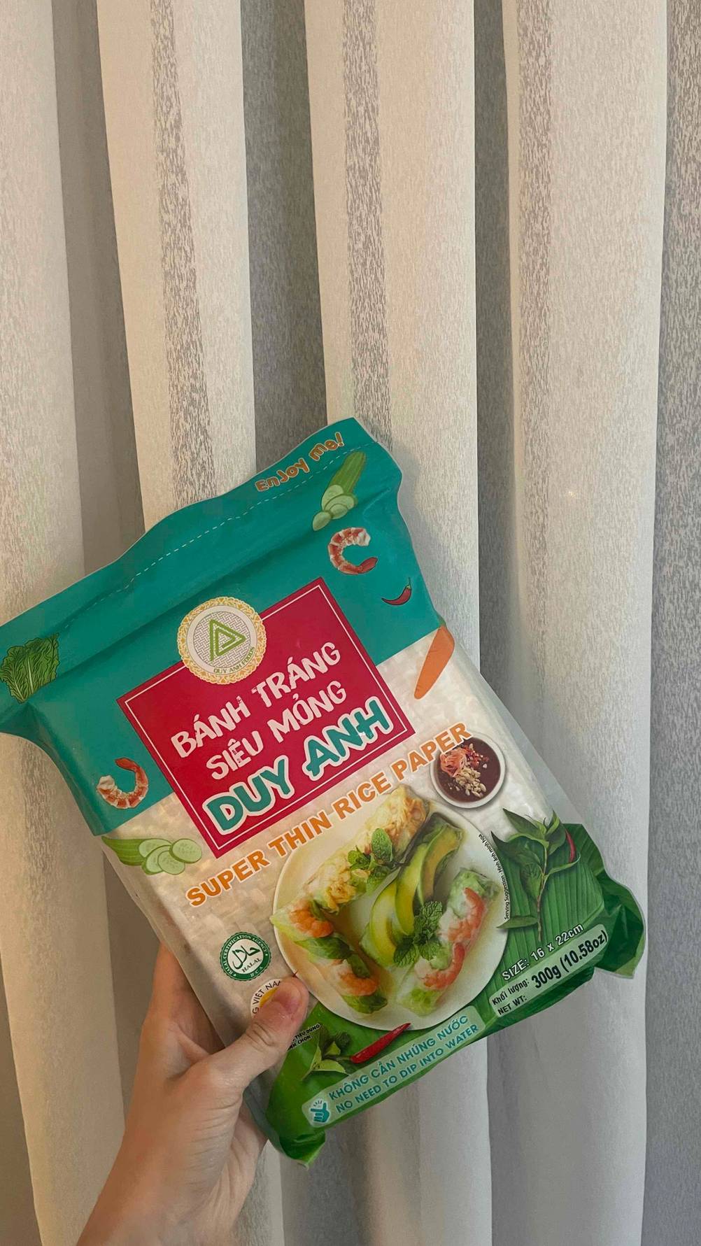 Das getestete Reispapier befindet sich in einer 300-g-Packung, die von einer Hand gehalten wird.
