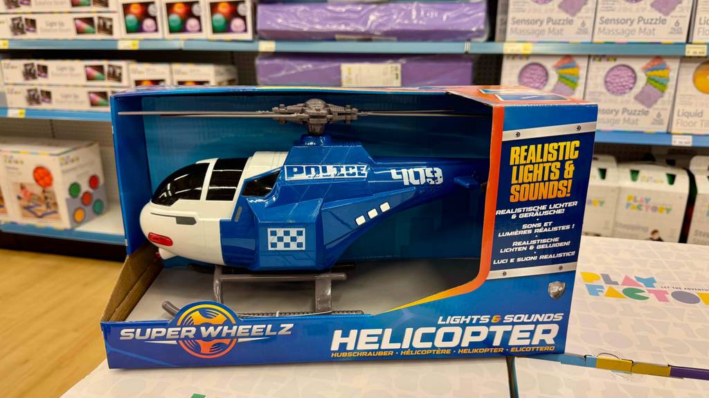 Hubschrauber-Spielzeug-Test: Detailansicht durch das offene Fenster der Verpackung.