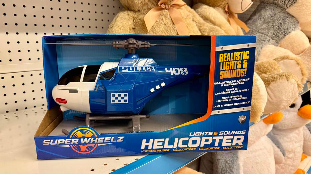 Auf der Kartonverpackung von getestetem Hubschrauber-Spielzeug stehen die Funktionen.