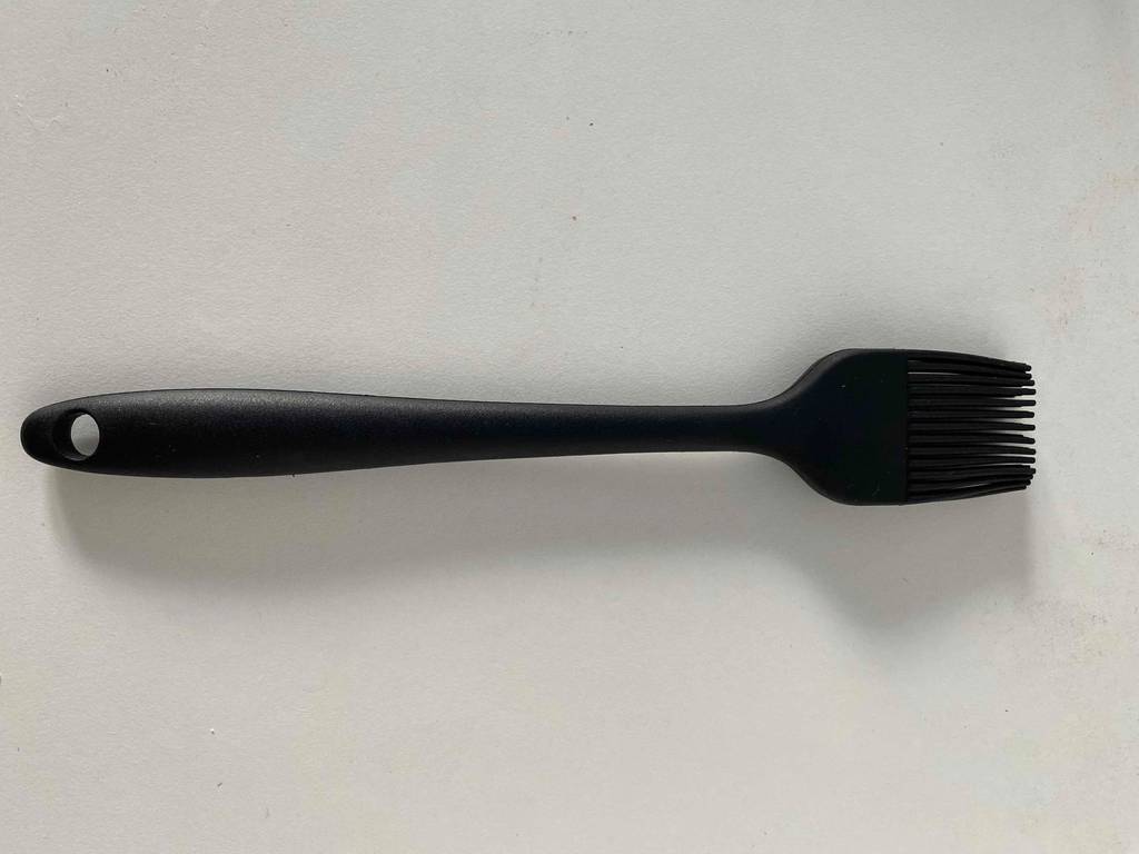 Ein einzelner Backpinsel in schwarz von Surdoca.