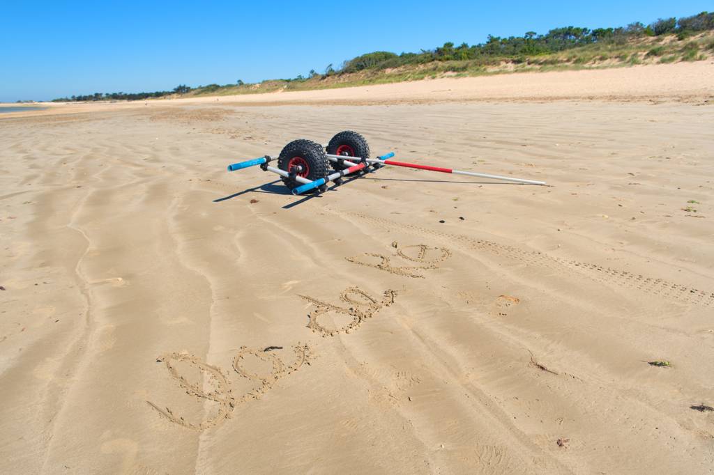 Surfwagen-Test: Ein Surfwagen steht auf einem Strand. 