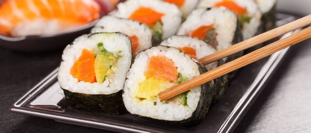 Sushi mit Stäbchen essen