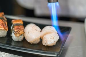 Sushi unter dem Flambierbrenner Teststieger.