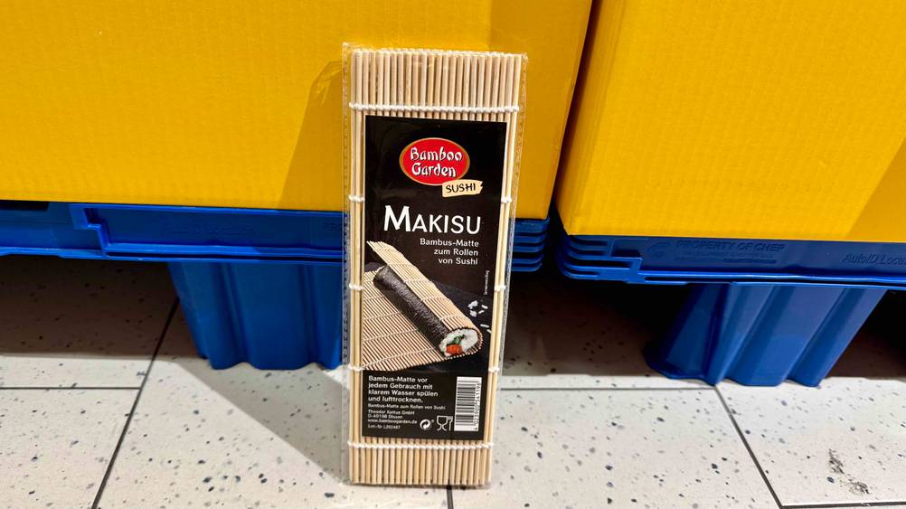 Die getestete Sushimatte lehnt an einer blauen Palette am Boden.