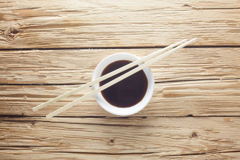 Sushimatte-Test: Sushistäbchen liegen auf einem Schälchen mit Sojasauce. 