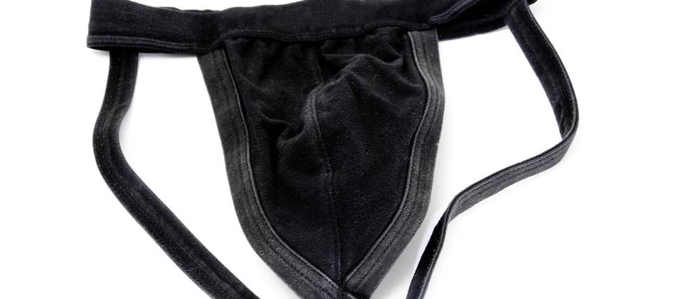 Suspensorium-Herren-Test: ein schwarzes Herren-Suspensorium mit Bändern