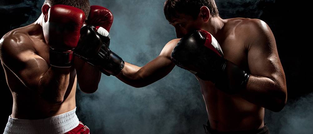 Suspensorium Herren Test: Zwei Boxer kämpfen miteinander.