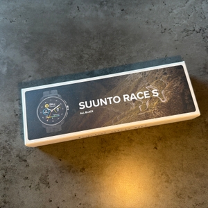 Die Verpackung der Suunto Race S liegt auf einem Tisch