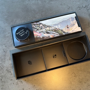 Die Verpackung der Suunto Race S liegt geöffnet auf einem Tisch