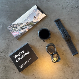 Der Lieferumfang der Suunto Race S liegt auf einem Tisch