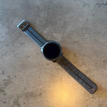 Die Suunto Race S liegt auf einem Tisch