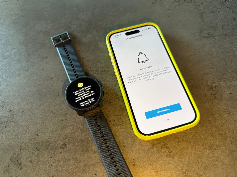 Die Suunto Race S wird mit einem Handy gekoppelt