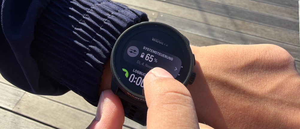 Die Suunto Race S zeigt einen Akkustand von 65% an