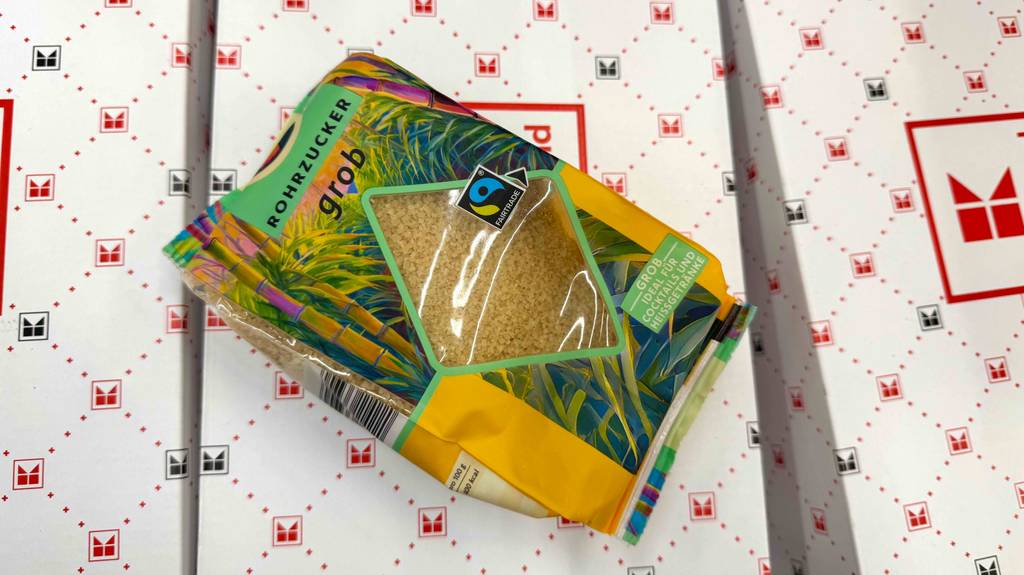 Eine Packung getesteter Rohrohrzucker liegt quer auf Kartons.