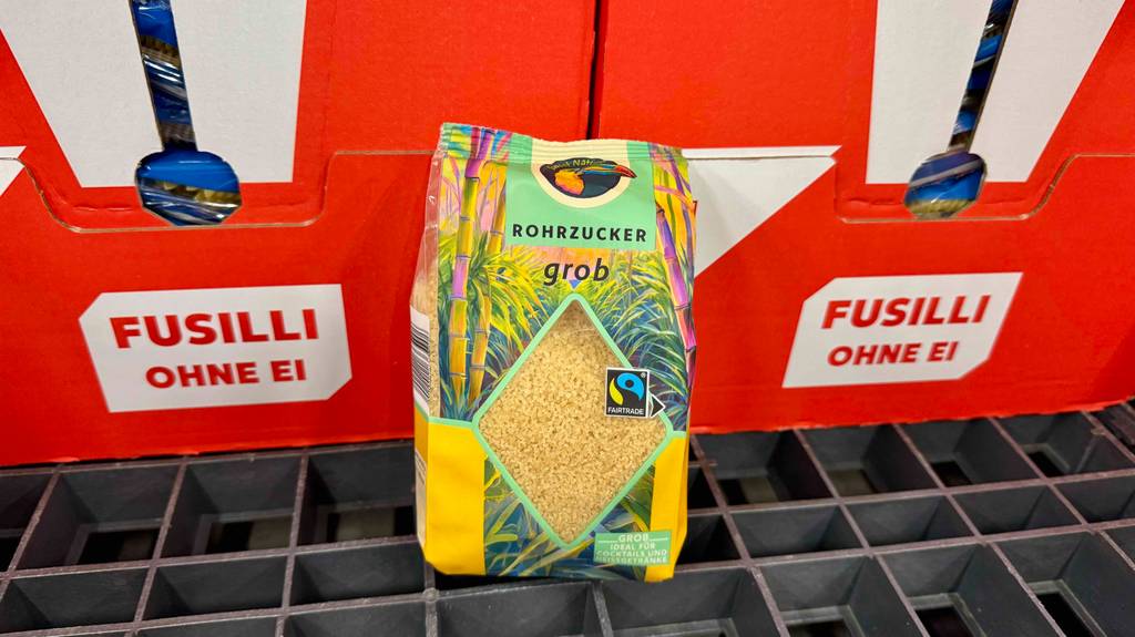 Im Test: Eine Packung Rohrohrzucker steht vor Nudelkartons.