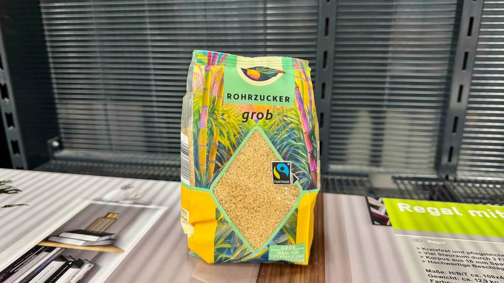 Rohrohrzucker getestet: Eine Packung steht auf einem Holzregal.