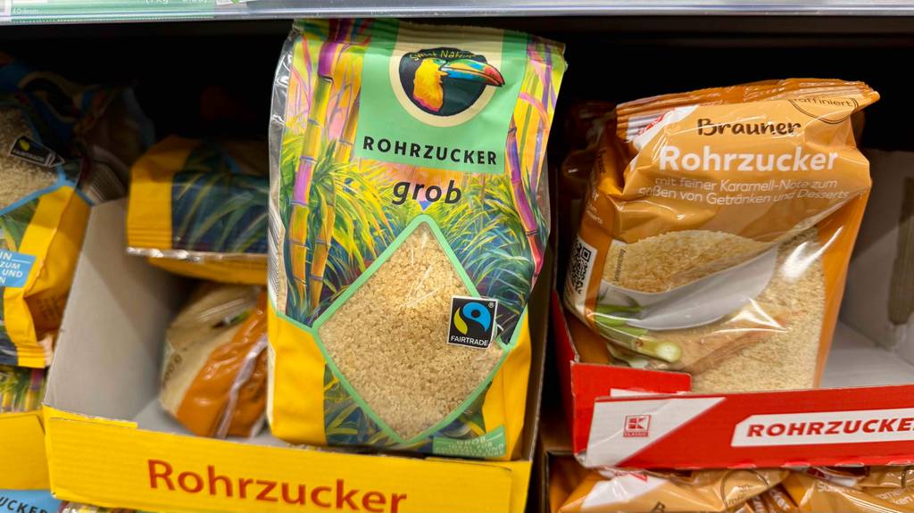 Rohrohrzucker im Test: Mehrere Packungen verschiedener Sorten stehen in einem Regal.