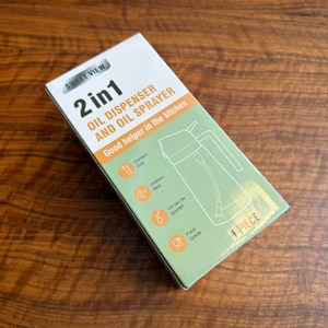 Der Karton vom Sweet-View-2-in-1-Ölsprüher liegt auf einem Tisch