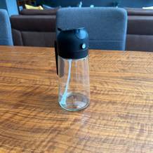 Der Sweet-View-2-in-1-Ölsprüher steht auf einem Tisch