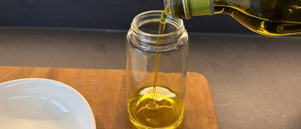 Öl wird in den Sweet-View-2-in-1-Ölsprüher gefüllt