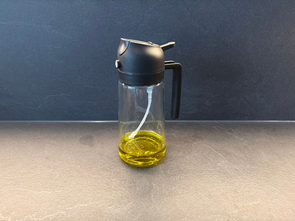 Der Sweet-View-2-in-1-Ölsprüher steht auf einer Küchenarbeitsplatte