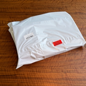 Die Kartons vom Swiffer-Staubwedel sind in Folie eingepackt.