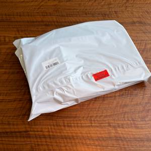 Die Kartons vom Swiffer-Staubwedel sind in Folie eingepackt.