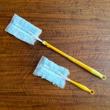 Die Swiffer-Staubwedel liegen auf einem Tisch.