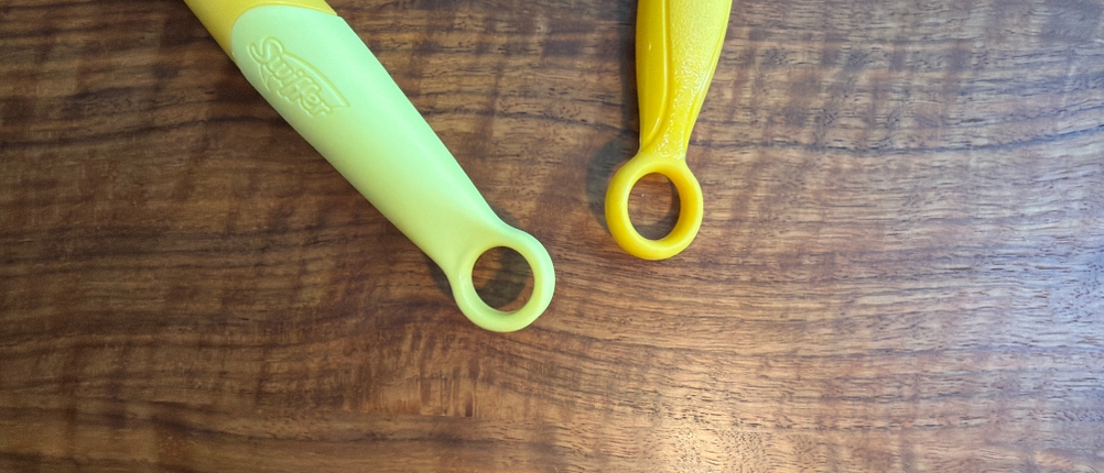 An den Griffen vom Swiffer-Staubwedel befinden sich Halterungen.