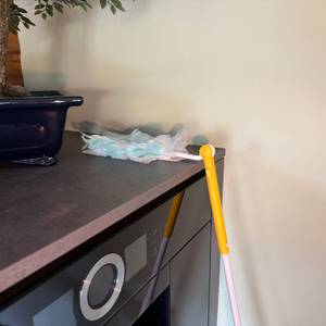 Der Swiffer-Staubwedel ist während der Reinigung um 90 Grad geknickt.