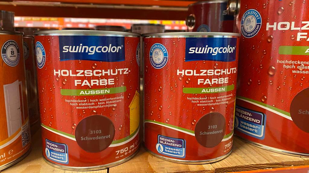 Holzschutzfarbe getestet: Einige Dosen stehen nebeneinander.