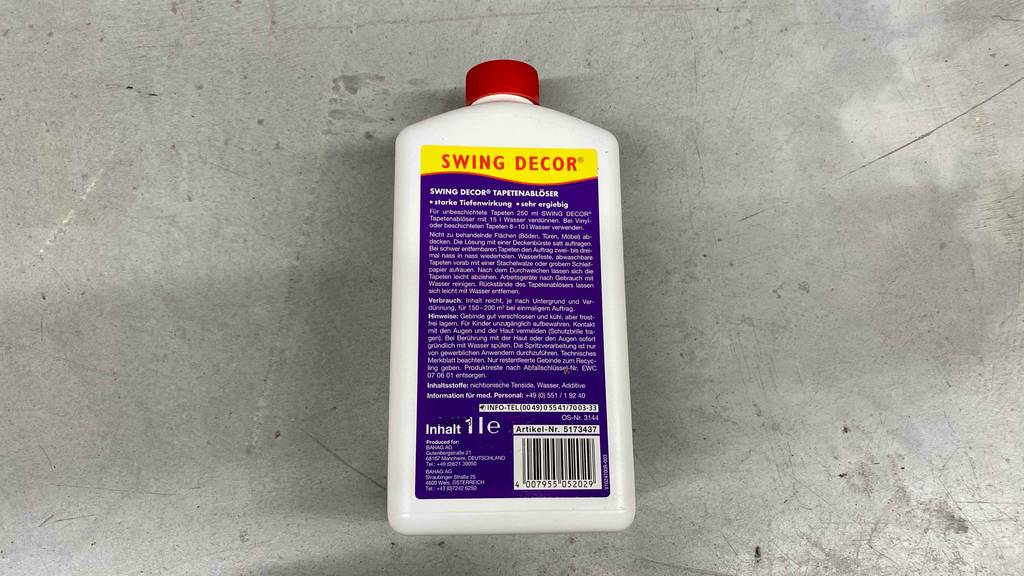 Rückseite mit Verbrauchs- und Anwendungshinweisen einer Flasche mit getestetem Tapetenablöser.