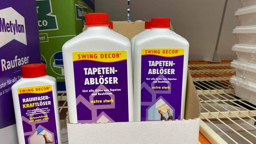 Tapetenablöser im Test: mehrere Flaschen stehen neben- und hintereinander in einem Regal.