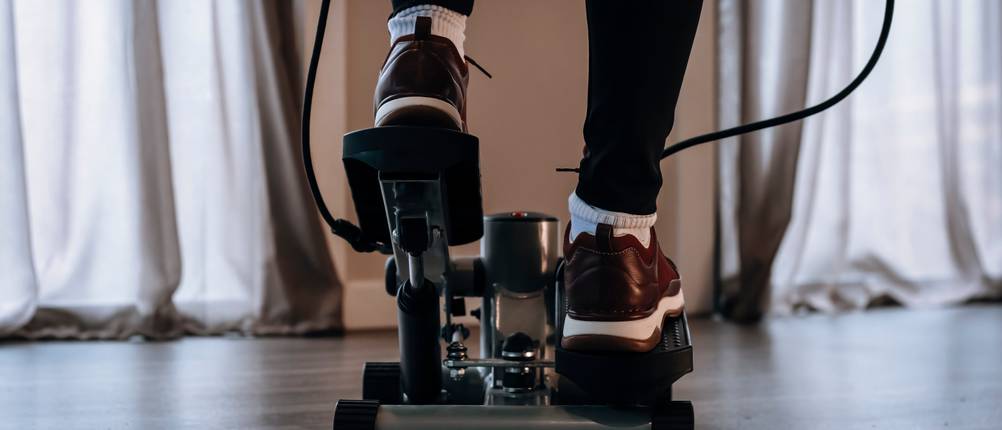 Swing-Stepper-Test- Eine Frau trainiert auf einem Swing-Stepper. Man sieht nur die Füße mit Socken und braunen Sportschuhen.