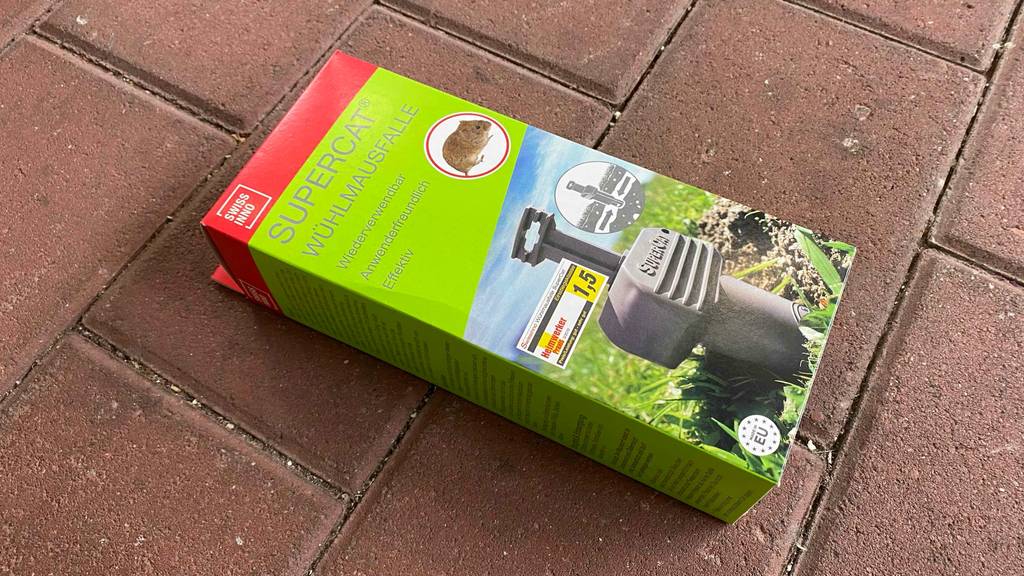 Wühlmausfalle im Test: eine Verpackung liegt schräg auf Pflastersteinen.