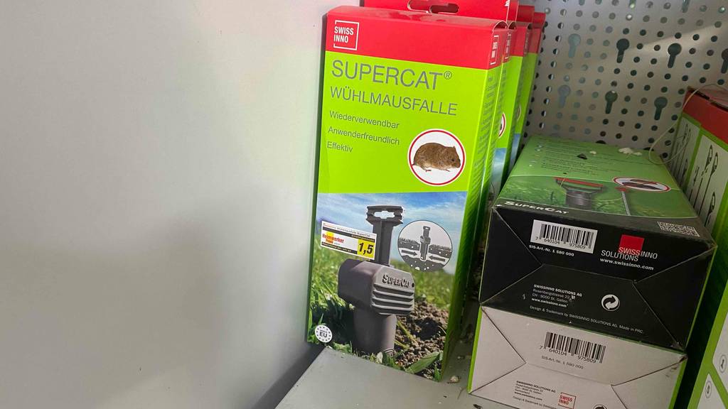 Wühlmausfalle im Test: mehrere Verpackungen stehen hintereinander in einem Regal.