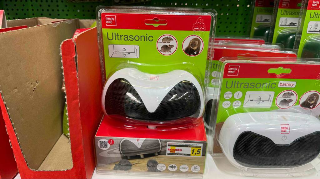 Ein original verpackter Wühlmausvertreiber im Test steht in einem Verkaufsregal.