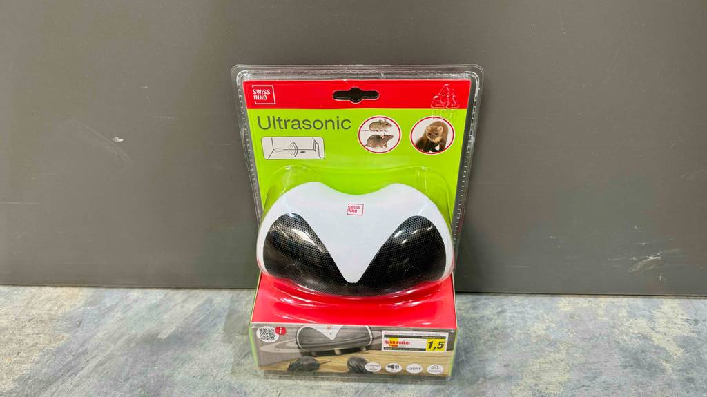 Wühlmausvertreiber-Test: ein verpackter Ultrasonic Wühlmausvertreiber befindet sich auf dem Boden.