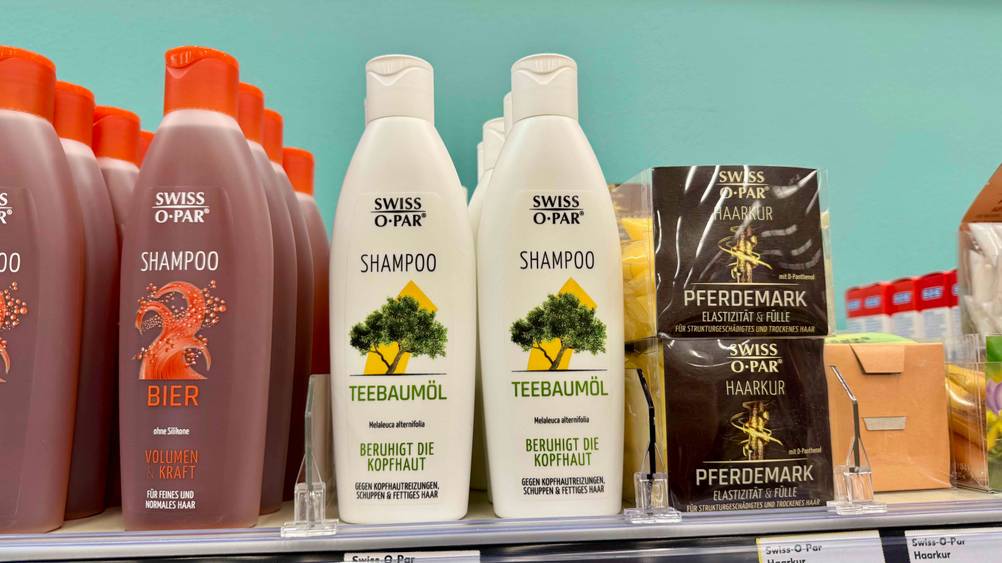 Mehrere Flaschen des getesteten Swiss-o-Par-Shampoos in einem Verkaufsregal.
