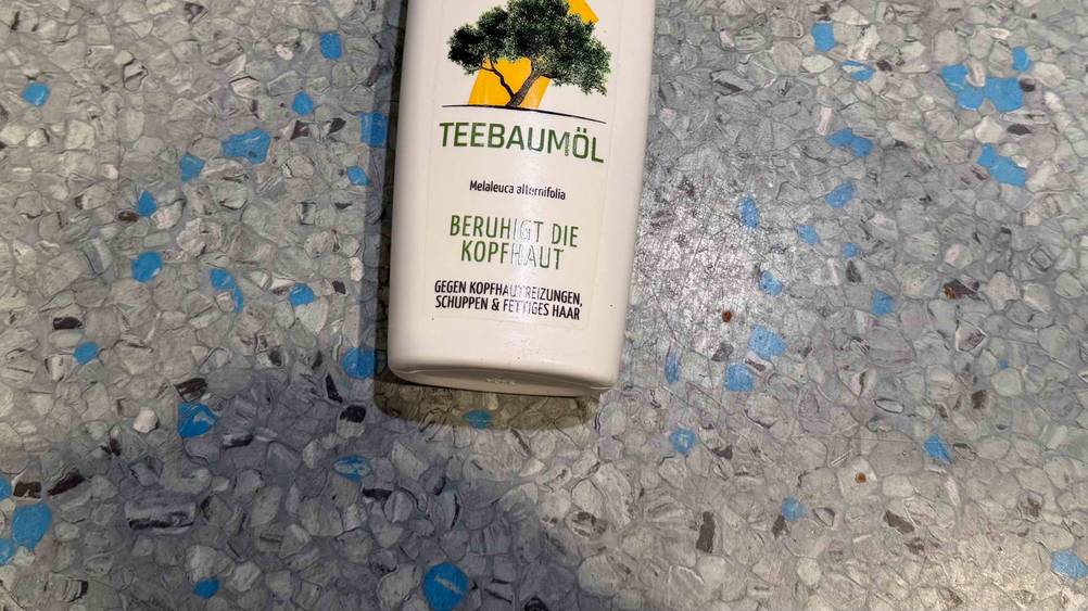 Swiss-o-Par-Shampoo getestet: Nahaufnahme der Vorderseite der Flasche mit Infromationen.