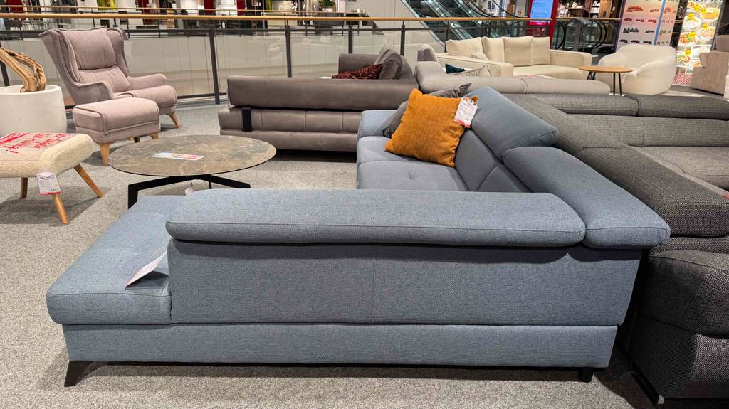 Ansicht von hinten auf die Rückenlehne eines getesteten Ecksofas mit grauem Stoffbezug.