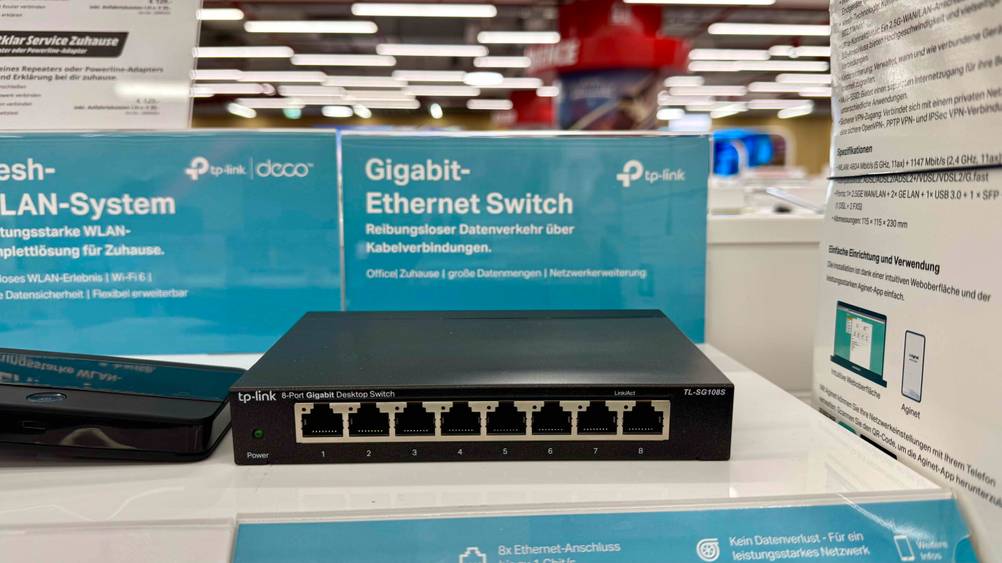 Ein getesteter Switch mit der Rückseite und den Anschlussmöglichkeiten nach vorne auf einem Verkaufsregal stehend.