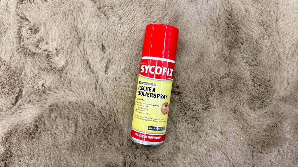 Das Isolierspray im Test liegt innerhalb der 200-ml-Spraydose auf einem hellen Kunstfell.