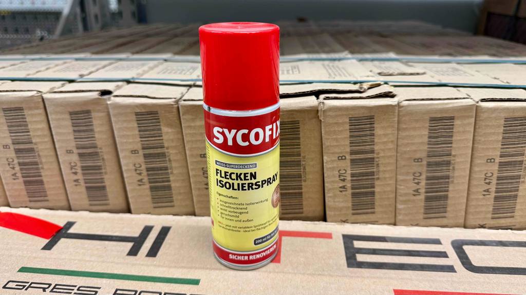 Getestet: Das Isolierspray in der 200-ml-Spraydose steht auf einem braunen Karton im Verkaufsbereich.
