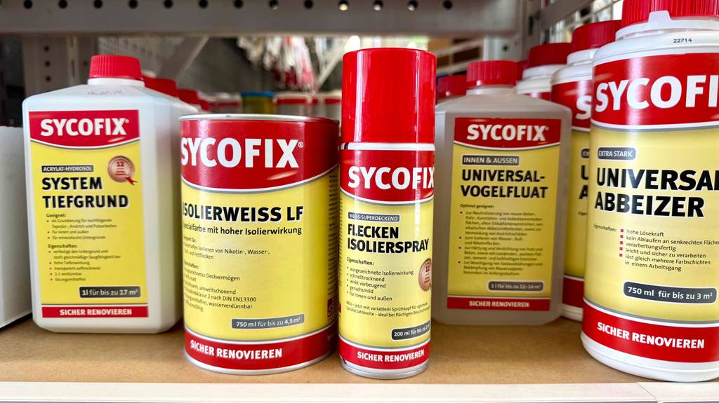 Im Test: Das Isolierspray in der 200-ml-Spraydose steht neben weiteren Produkten der Marke Sycofix in einem Verkaufsregal.