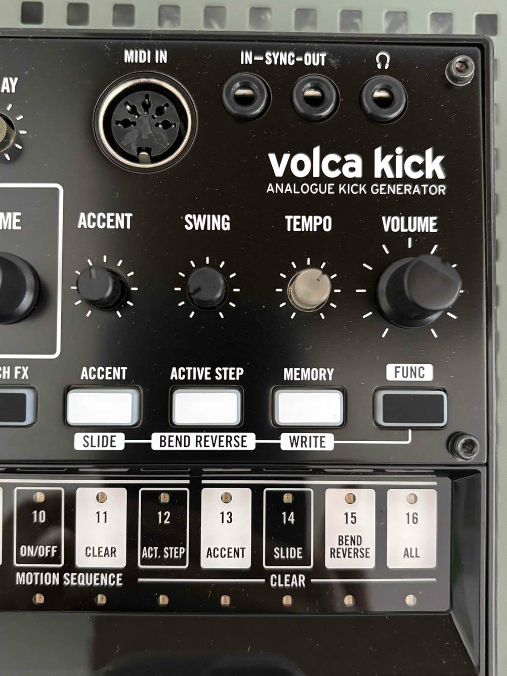 Synthesizer im Test: Nahaufnahme der Bedienlementen von oben.