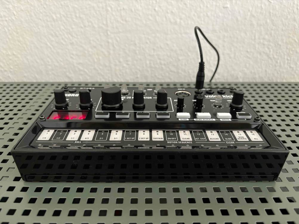 Getestet: Ein Synthesizer von schräg seitlich auf einem Lochblech.