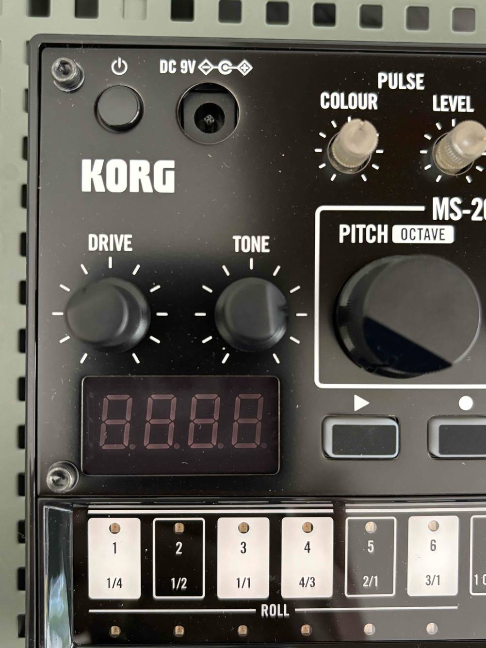 Synthesizer-Test: Nahaufnahme deines Displays und mehreren Bedienelementen.