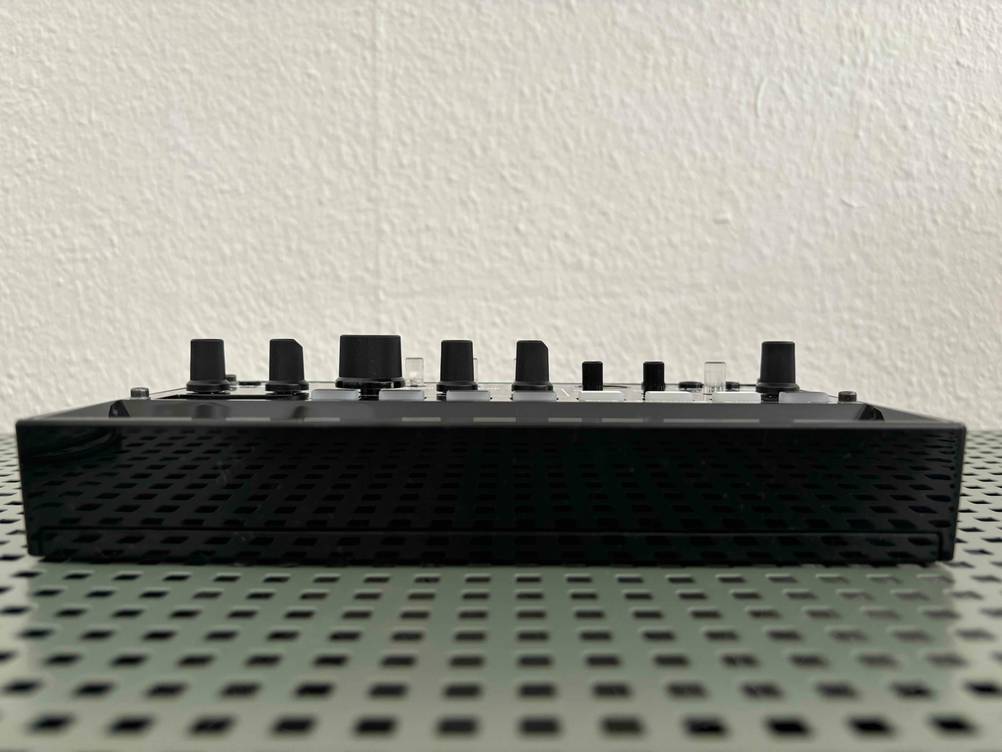 Seitenansicht des Synthesizers im Test auf einem Lochblech.