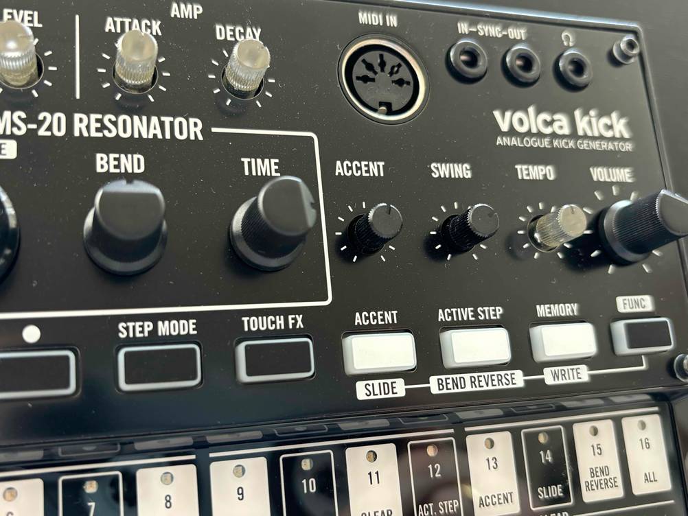 Synthesizer im Test: Nahaufnahme der Bedienelemente wie Volume.